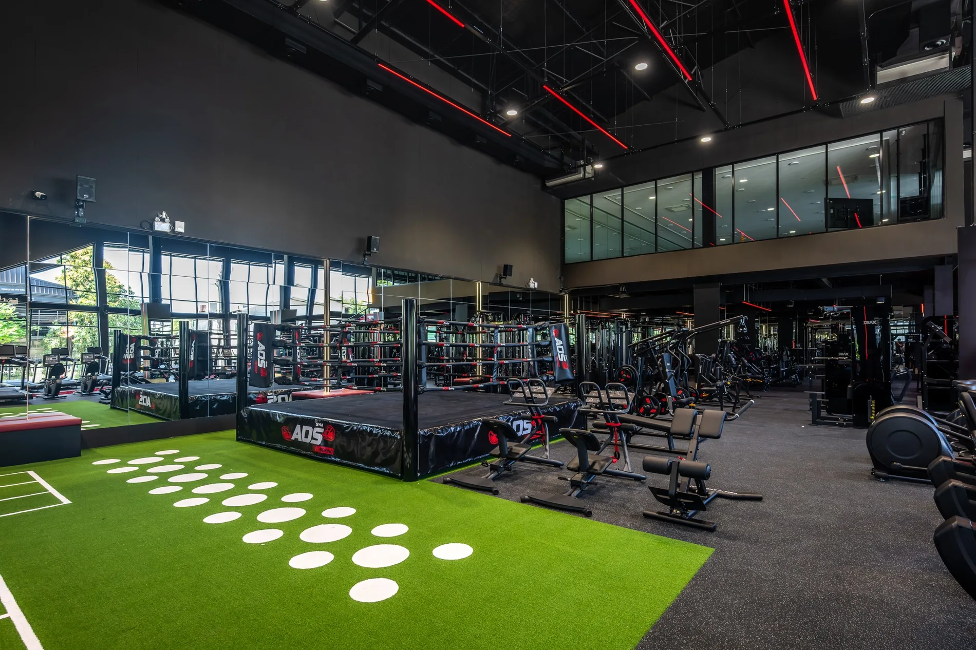 พื้นที่ออกกำลังกาย ADS GYM รังสิต มีโซนเวทและพื้นที่ฝึกฟังก์ชันนัล