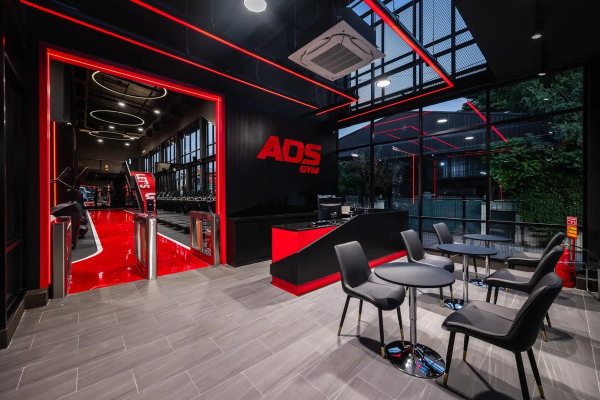 เคาน์เตอร์ต้อนรับ ADS GYM ตกแต่งไฟแดง